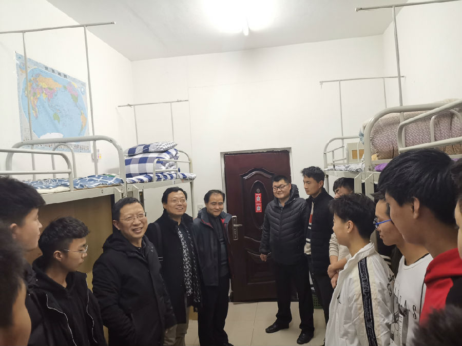 公司领导陪同张木副书记走访宿舍2.jpg